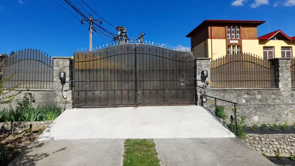 Poartă automatizată la o locuință, una dintre primele lucrări RMG